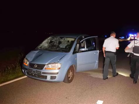 Tödlicher Unfall: Fußgängerin wird von Auto angefahren und .